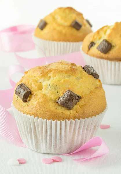 Muffins aux pépites de chocolat avec ruban rose — Photo