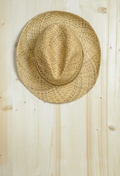 Соломенная шляпа, висящая на стене — стоковое фото