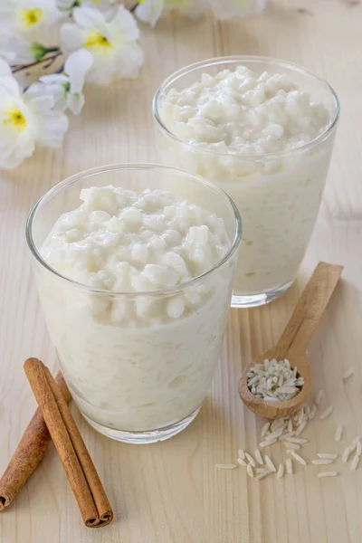 Desserts au lait au riz dans un verre — Photo