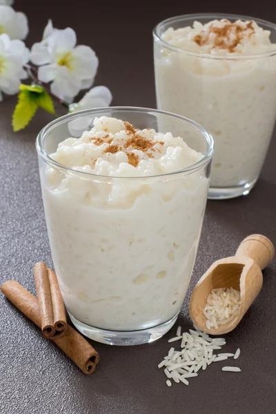 Desserts au lait au riz dans un verre — Photo