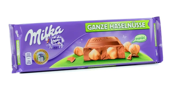 Una barra de chocolate con leche de avellana Milka Mondelez —  Fotos de Stock