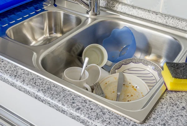 Брудний посуд в кухонній раковині — стокове фото