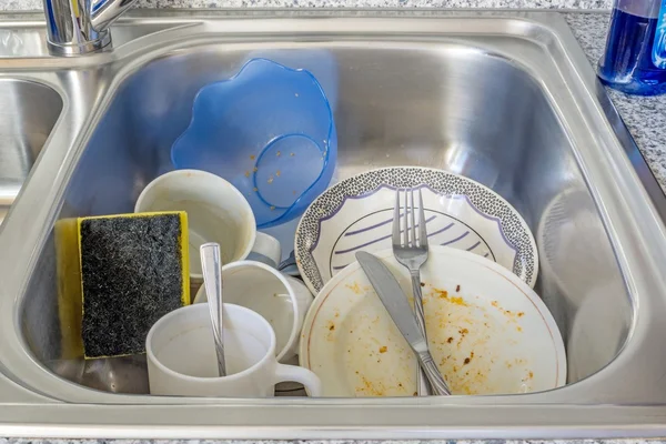 Брудний посуд в кухонній раковині — стокове фото