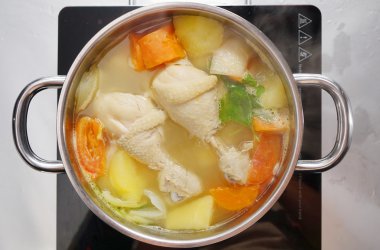 Üstten Görünüm tencerede tavuk çorbası 