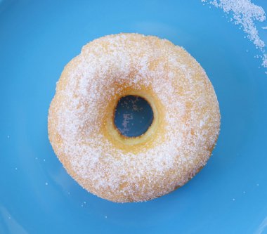 Üstten Görünüm, şeker Donut ile mavi arka plan üzerinde  