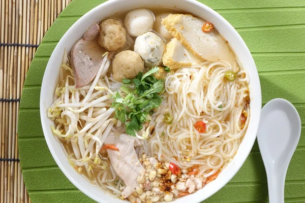 Comida tailandesa en la mesa — Foto de Stock