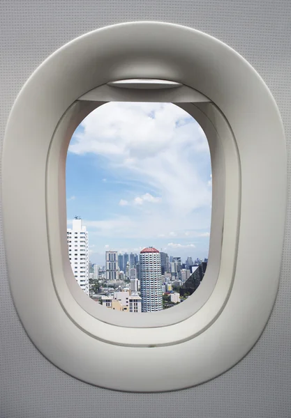 Flugzeugfenster Stadt — Stockfoto