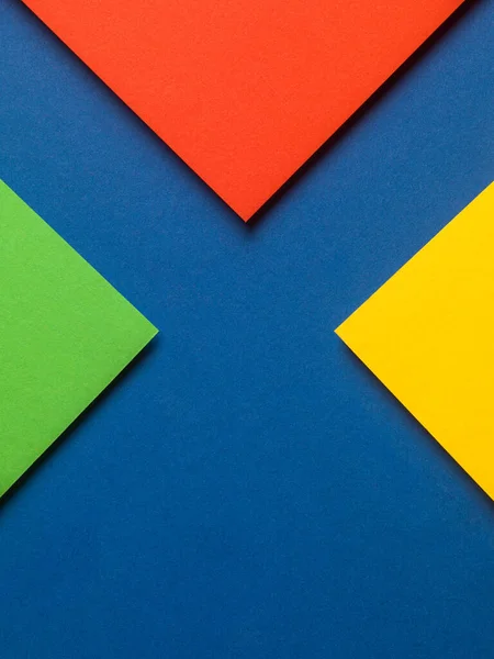 Carta Colorata Con Triangoli Rosso Giallo Verde Sfondo Blu Risorse — Foto Stock