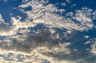 Yazın mavi gökyüzünde beyaz kabarık bulutlar,
