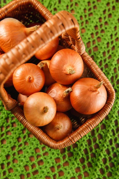 Świeżych warzyw cebuli przeciąć na pół z ziołowych — Zdjęcie stockowe