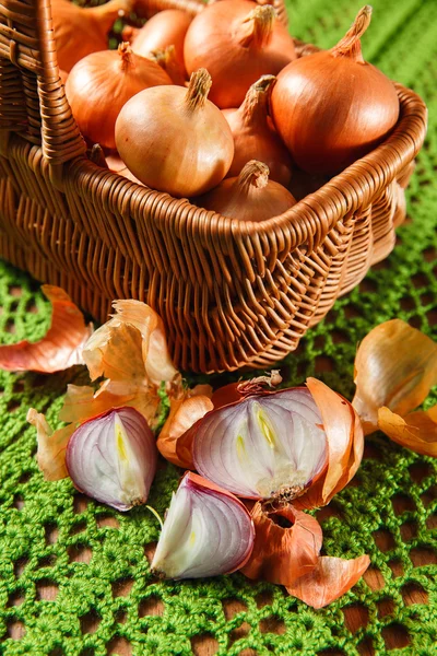 Cebolla vegetal fresca cortada por la mitad con hierbas — Foto de Stock