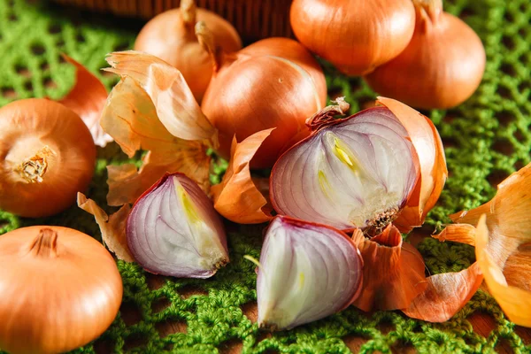 Cebolla vegetal fresca cortada por la mitad con hierbas — Foto de Stock