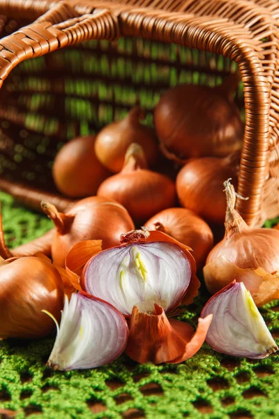 Cebolla vegetal fresca cortada por la mitad con hierbas — Foto de Stock