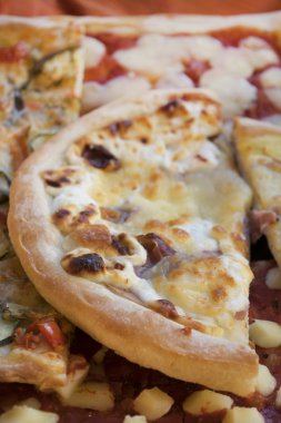 ev yapımı pizza dört peynir ile kama