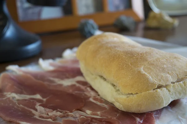 Chleb i surowa szynka wypełnione roll — Zdjęcie stockowe