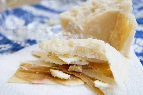 Brokken en een korst van parmigiano kaas — Stockfoto