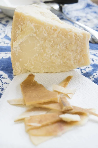 Pedaços e casca de queijo parmigiano — Fotografia de Stock