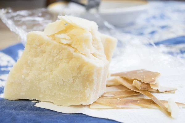Trozos y corteza de queso parmesano — Foto de Stock