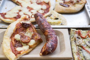 Ev yapımı capricciosa pizza