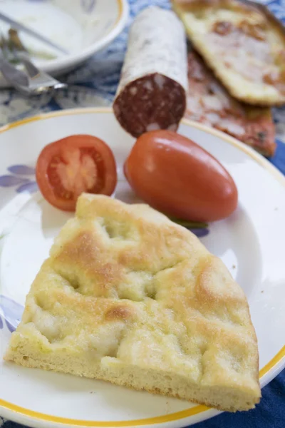 番茄和意大利香肠的 focaccia — 图库照片
