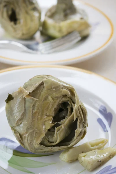 Steamed whole artichokes — Stock Photo, Image