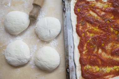 pasta kurulu oklava ve pizza yapmak için hamur topları
