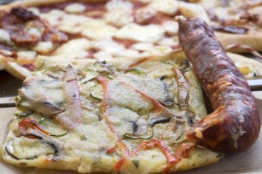 kama baharatlı salam ve sebze ile ev yapımı pizza