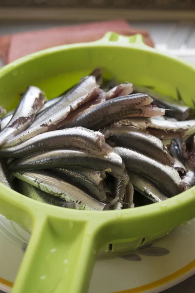 소 쿠리에 멸 치의 원시 필 레 — 스톡 사진