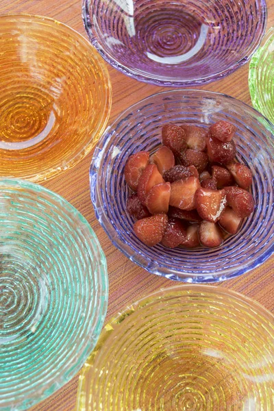 Macedoina alle fragole in ciotole colorate — Foto Stock