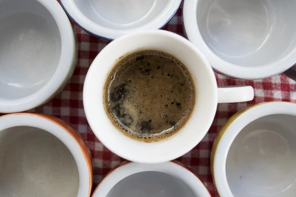 Blick von oben auf kleine Kaffeetassen — Stockfoto