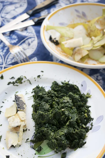 Restanten van de lunch op een tafel — Stockfoto