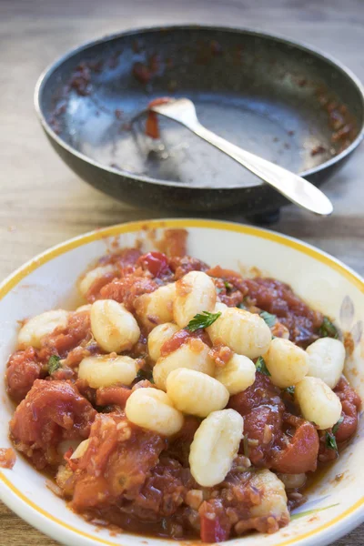 Aardappel dumplings met tomatensaus — Stockfoto