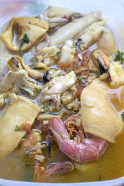 çeşitli balık ile balık çorbası