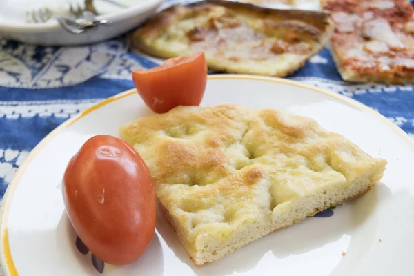 番茄和意大利香肠的 focaccia — 图库照片