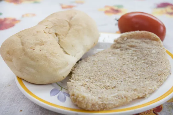 Cielęcina kotlet i chleb bułka — Zdjęcie stockowe