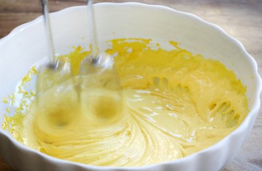 yumurta ve un ile bir pasta hazırlanıyor