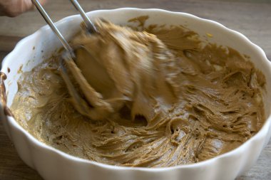 yemek karıştırıcı ile çikolatalı pasta hazırlama