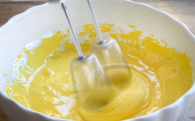 yumurta ve un ile bir pasta hazırlanıyor