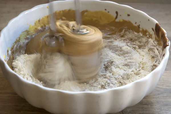 Preparare una torta al cioccolato con un frullatore — Foto Stock