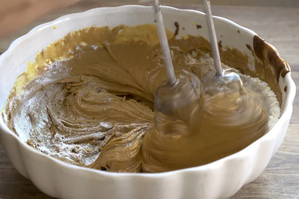 Preparar un pastel de chocolate con una batidora de alimentos — Foto de Stock