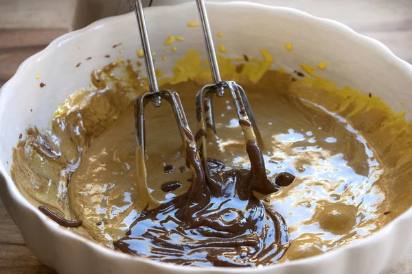 Preparar un pastel de chocolate con crema batida — Foto de Stock