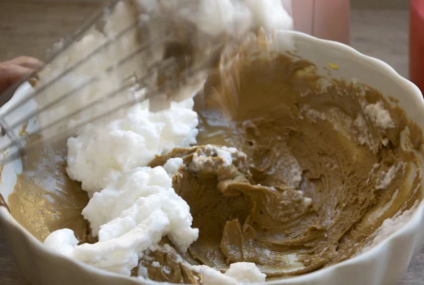 Preparar un pastel de chocolate con crema batida — Foto de Stock