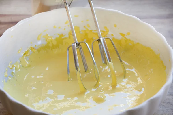 Preparar un pastel con huevos y harina — Foto de Stock