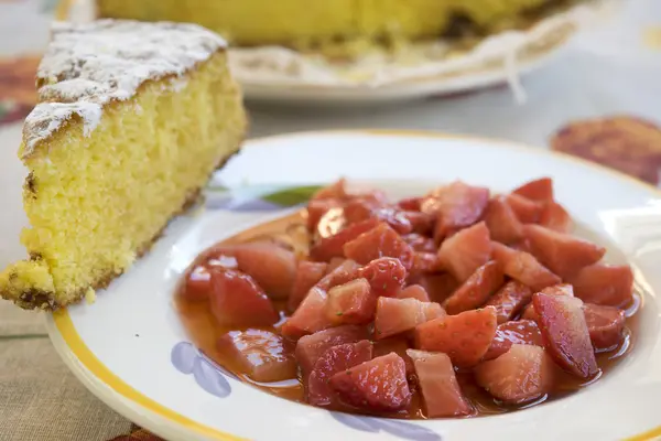 Gehackte Erdbeeren mit einem Stück Biskuitteig — Stockfoto