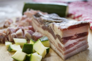 soslu makarna için malzemeler: pastırma ve kabak