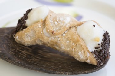 Sicilya cannolo ricotta krema ve çikolata ile
