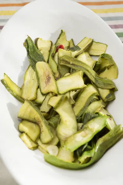 Segmenten van gegrilde courgette op een plaat — Stockfoto