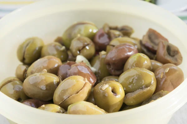 Green olives seasoned with oil and fennel seeds — Stock Photo, Image