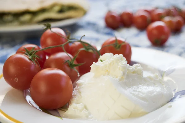 Ricotta sýrem a cherry rajčátky — Stock fotografie