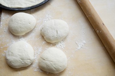 pizza hamuru un bir tablo ile topları